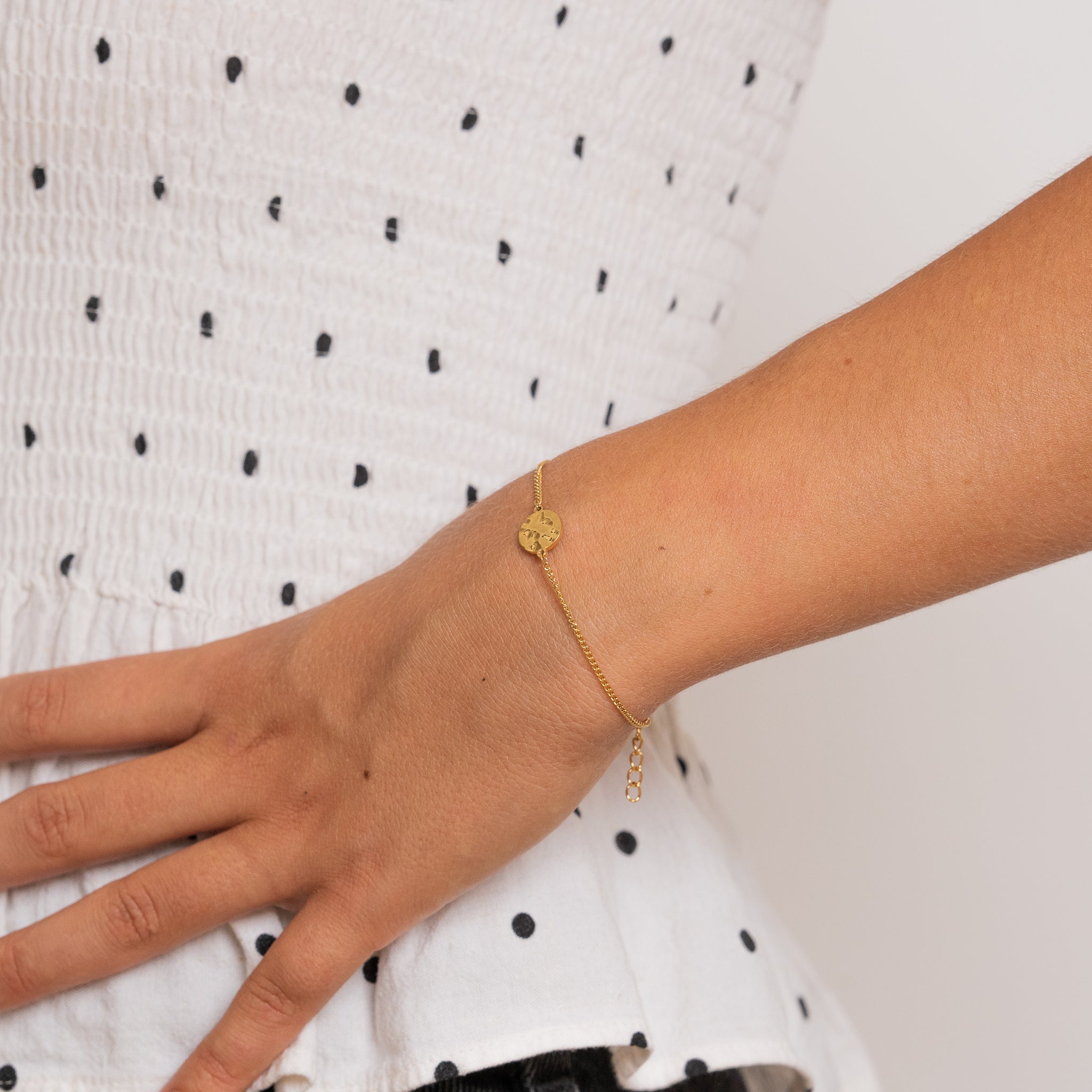 COIN GEHAMERD ARMBAND - VERGULD