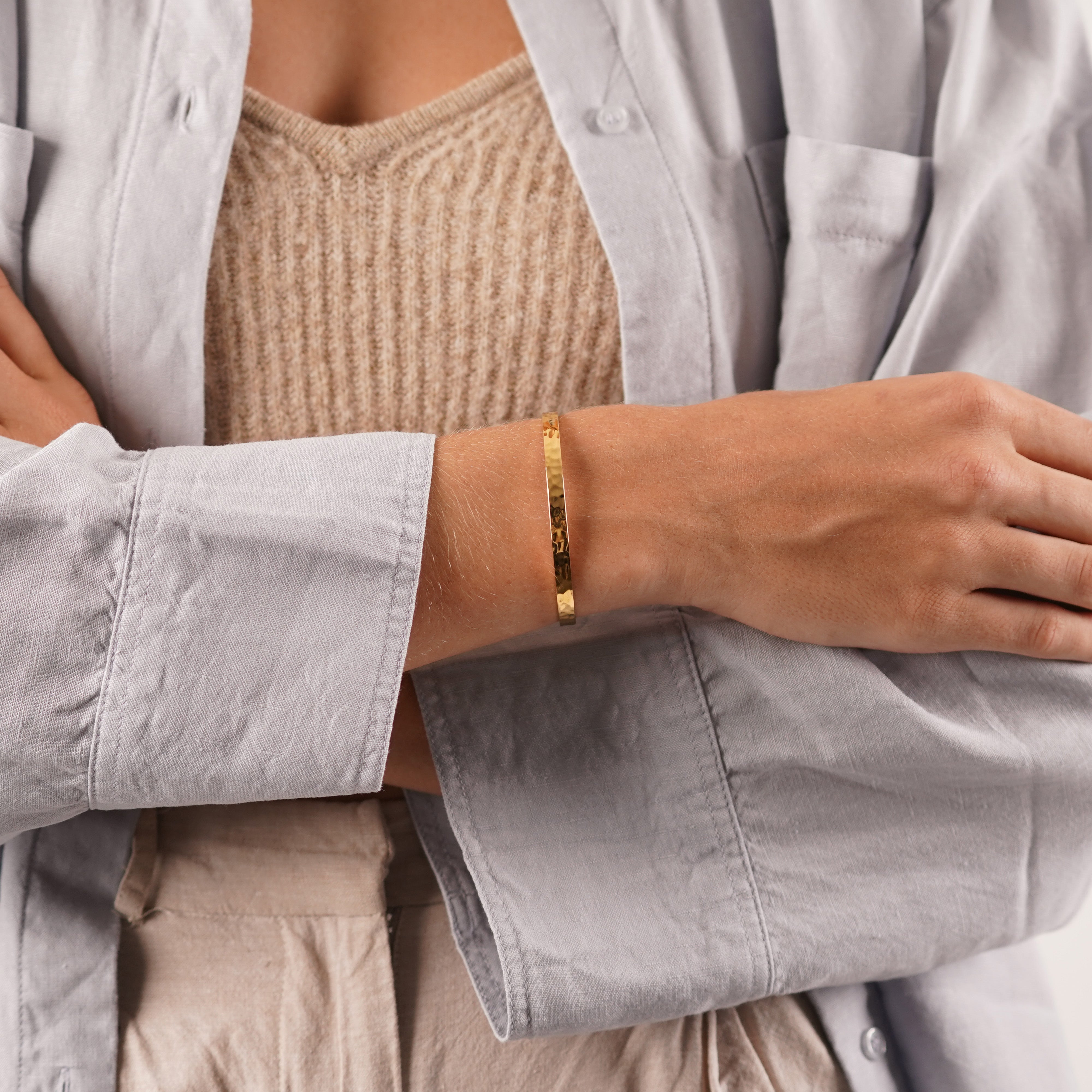 GEHAMERD ARMBAND - VERGULD