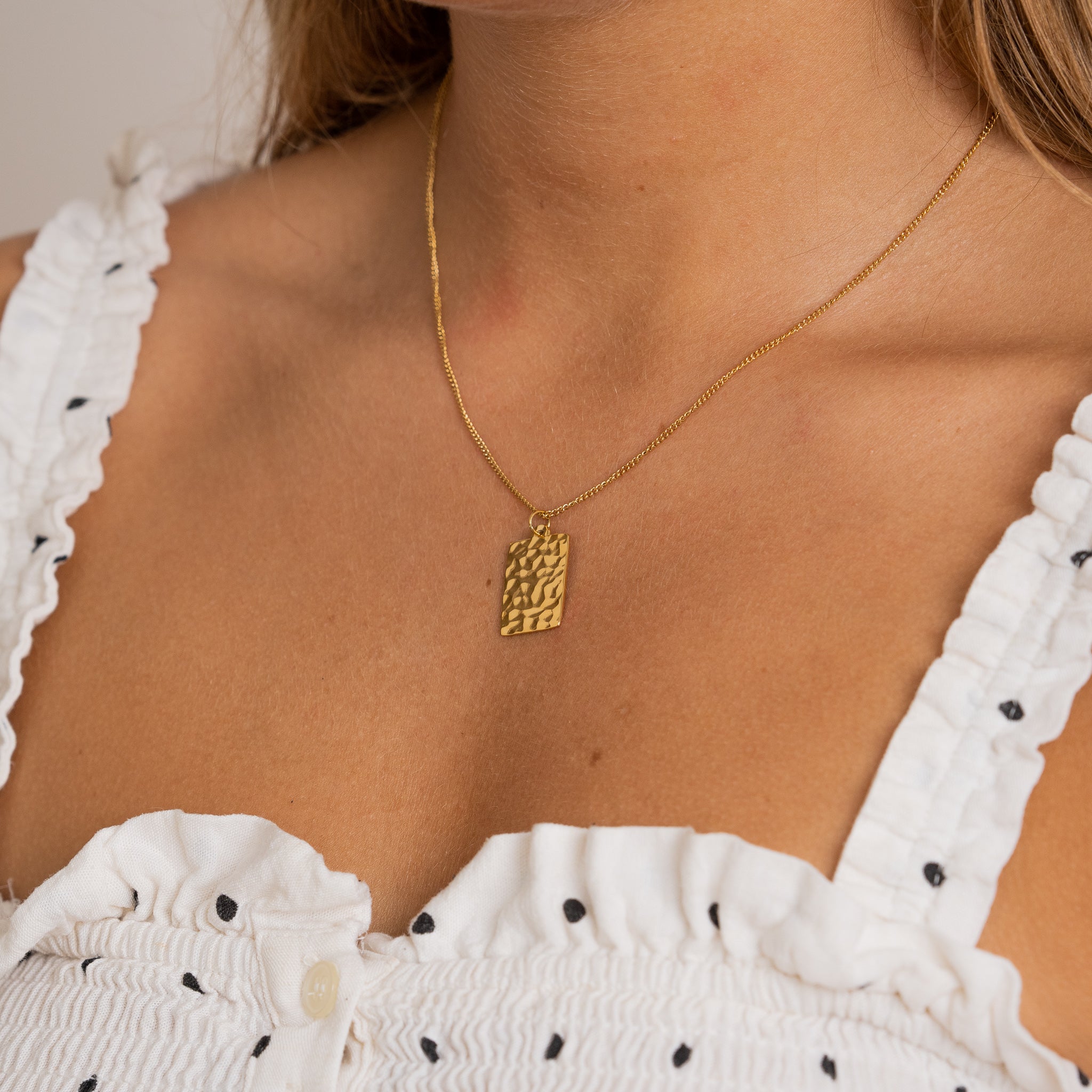 01 GEHAMERDE KETTING - VERGULD