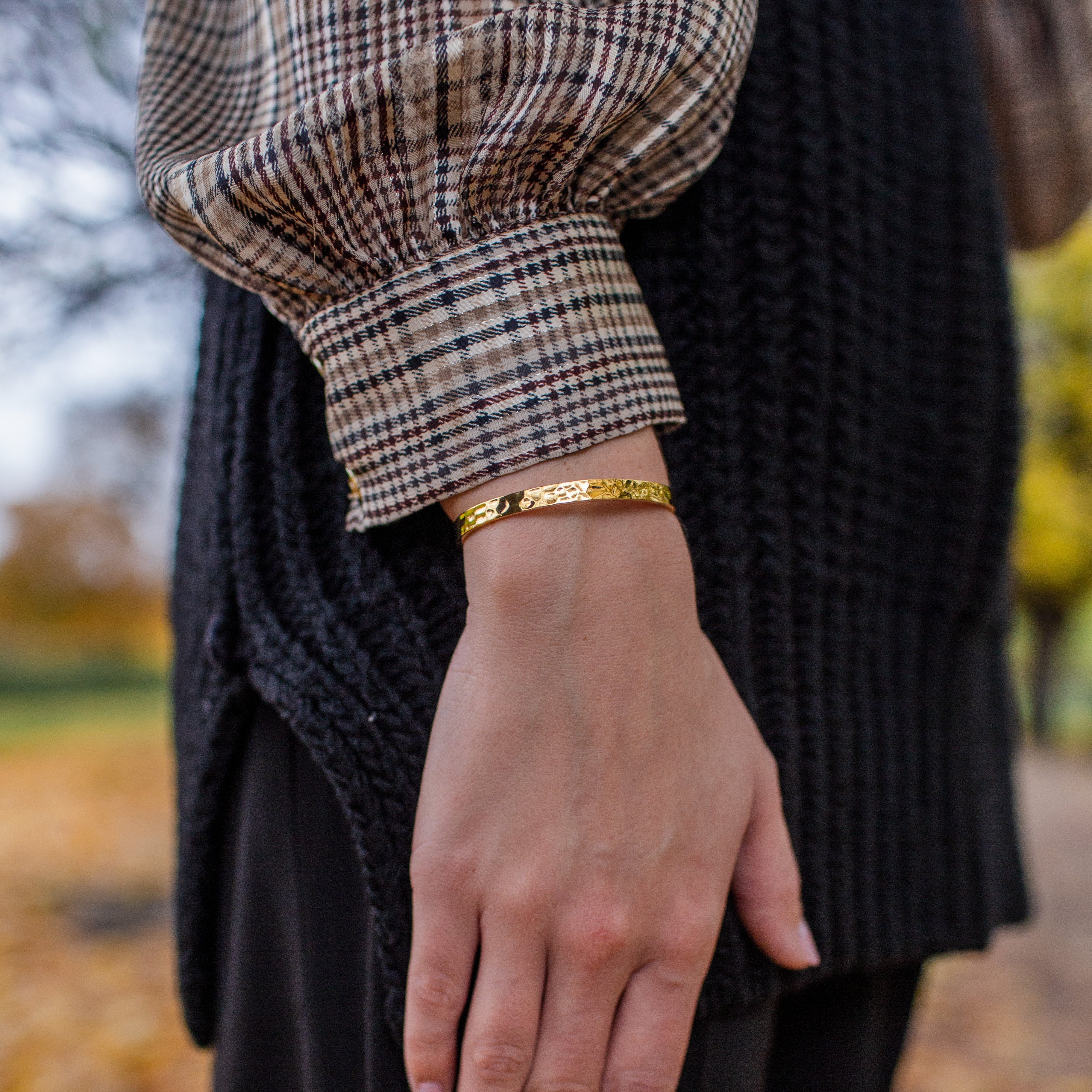 GEHAMERD ARMBAND - VERGULD