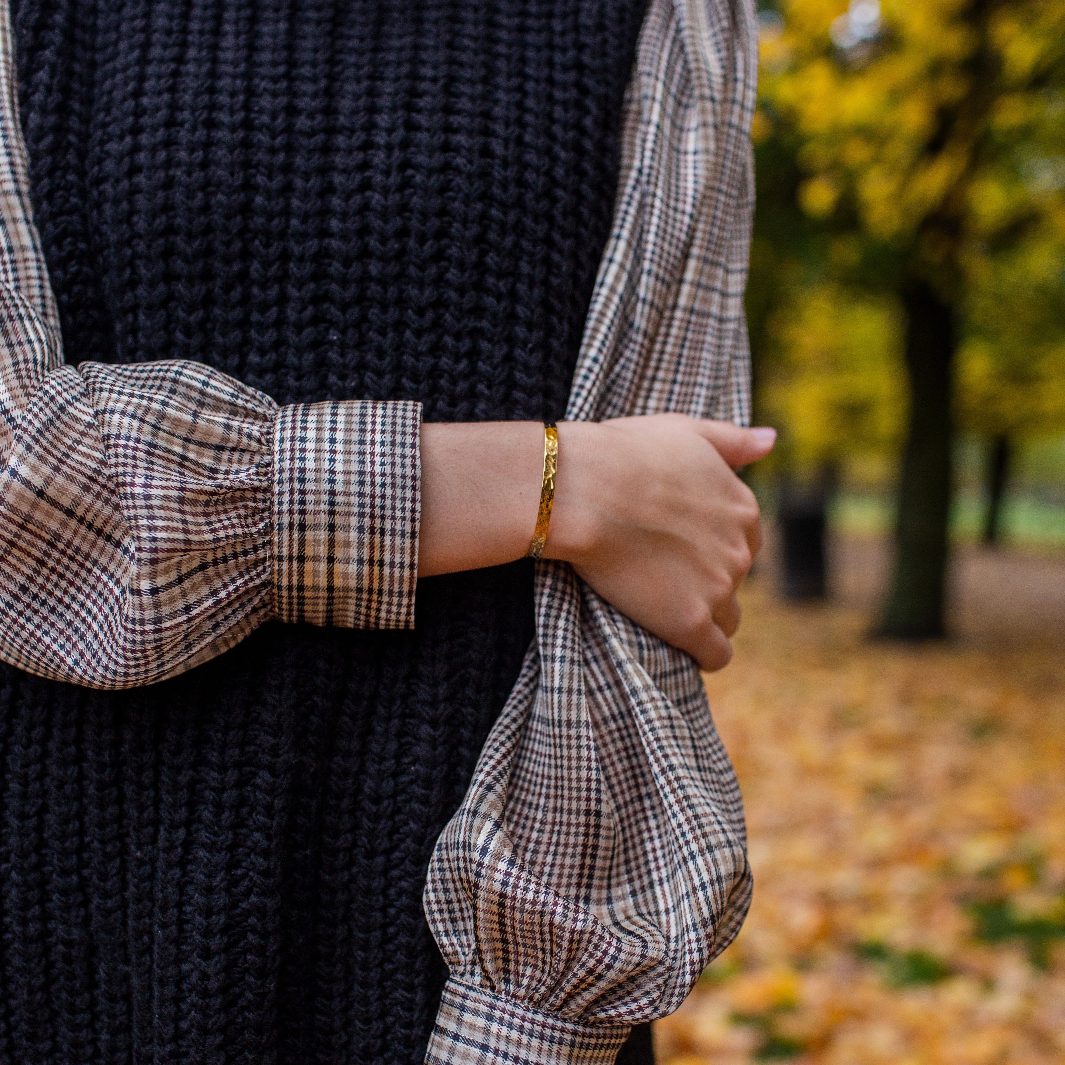 GEHAMERD ARMBAND - VERGULD