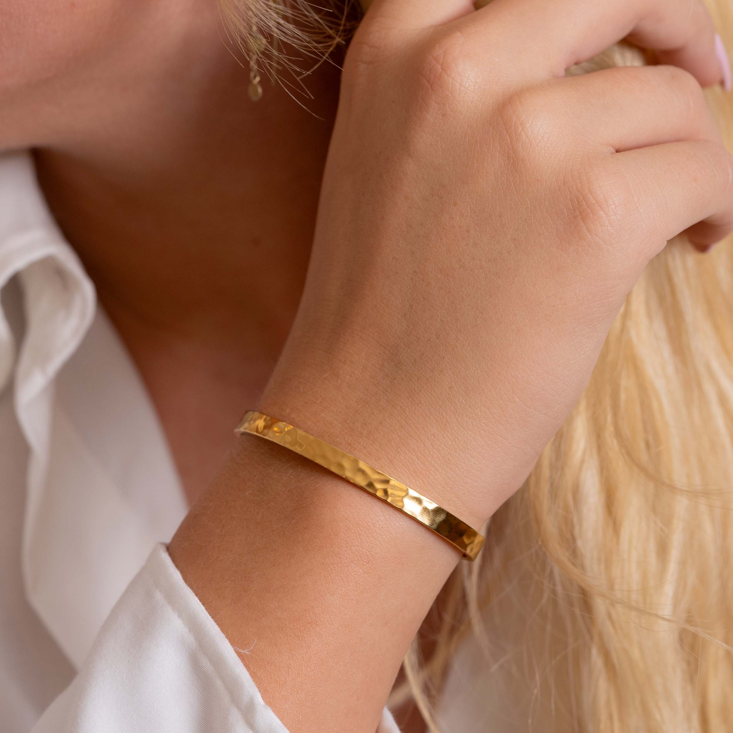 GEHAMERD ARMBAND - VERGULD