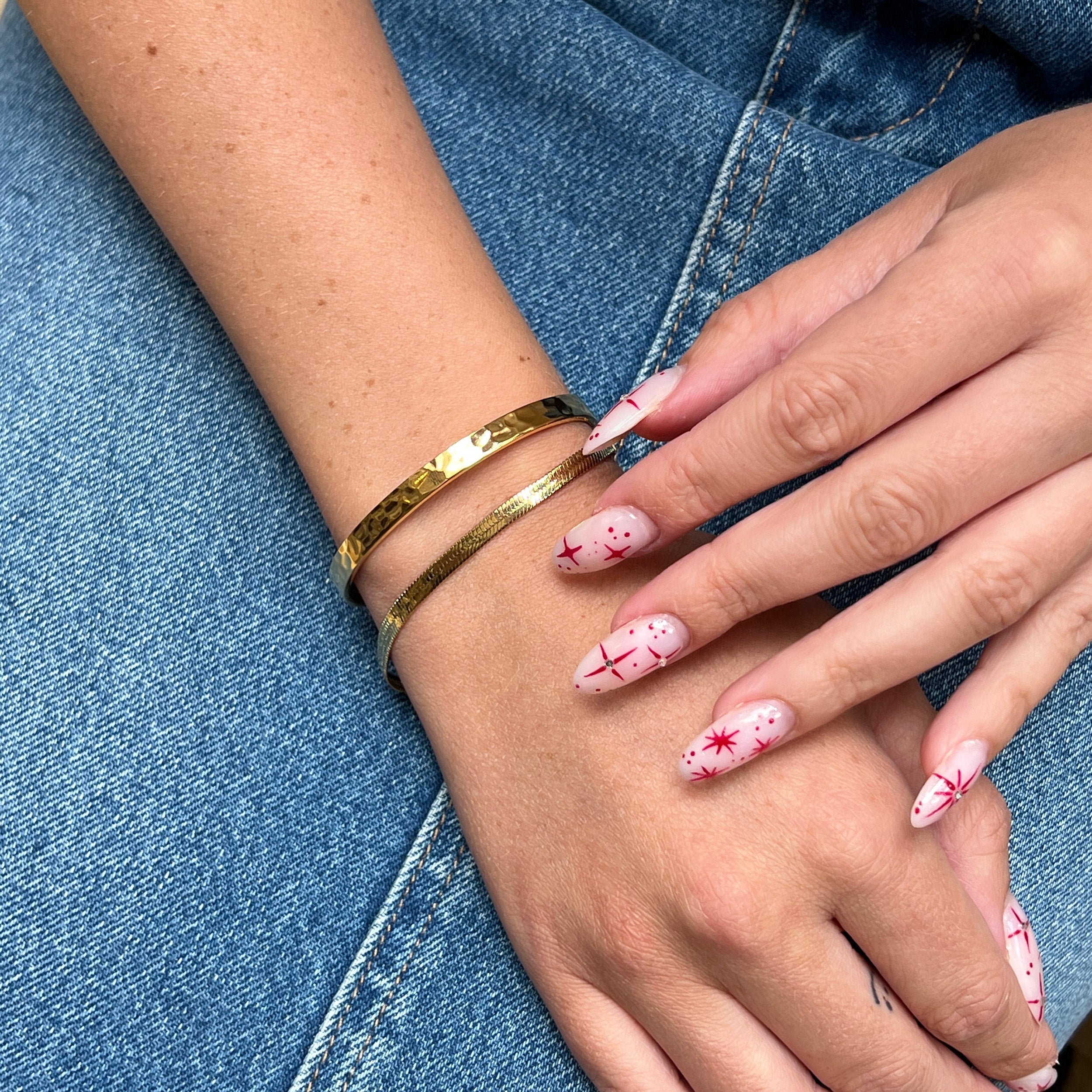 GEHAMERD ARMBAND - VERGULD